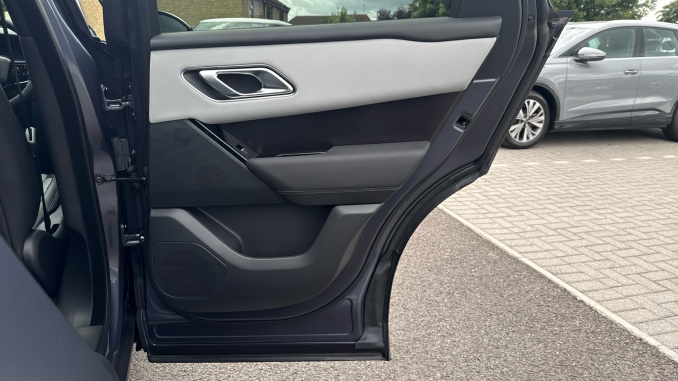 Land Rover Range Rover Velar 3.0 D300 MHEV Belgravia Edition 5dr Auto Diesel Estate - Image 35